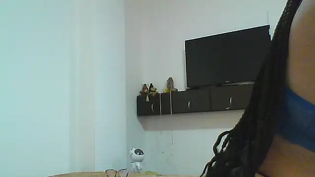 naiaratobon   online show from November 4, 2025, 9:51 pm