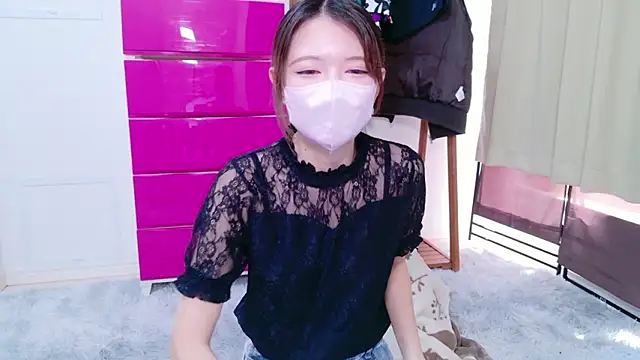 Azusa DoMybest online show from May 17, 2026, 4:12 am