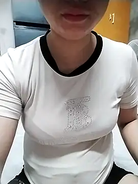 Snapshot of Mie_rose chatting on April 15, 2026, 10:32 pm Mie rose online show from April 15, 2026, 10:32 pm