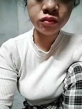 Snapshot of Mie_rose chatting on February 18, 2026, 8:33 am Mie rose online show from February 18, 2026, 8:33 am