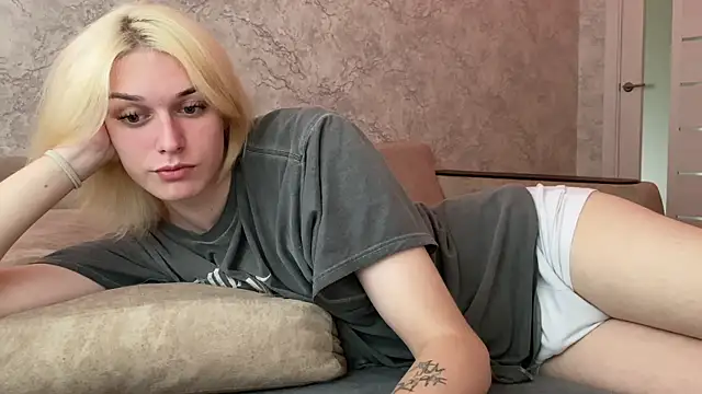 Snapshot of evelina228 chatting on September 18, 2025, 7:33 am evelina228 online show from September 18, 2025, 7:33 am