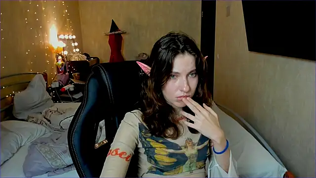 Snapshot of Agata_in_Wonderland chatting on October 12, 2025, 7:37 pm Agata in Wonderland online show from October 12, 2025, 7:37 pm