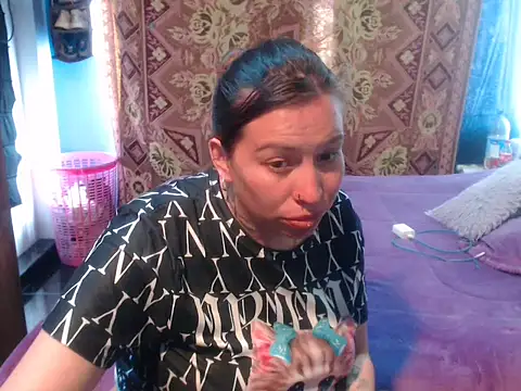 cloequeen15 online show from April 21, 2026, 4:46 pm