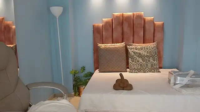 Milaa Star  online show from April 18, 2026, 3:53 am