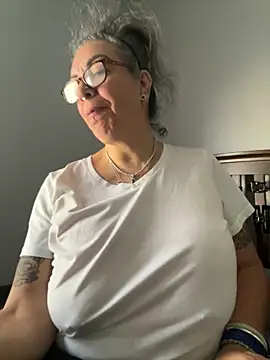 dieseldame1313 online show from November 11, 2025, 1:06 pm