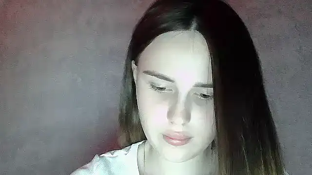 Snapshot of SweetLoraa chatting on June 8, 2026, 7:47 pm SweetLoraa online show from June 8, 2026, 7:47 pm