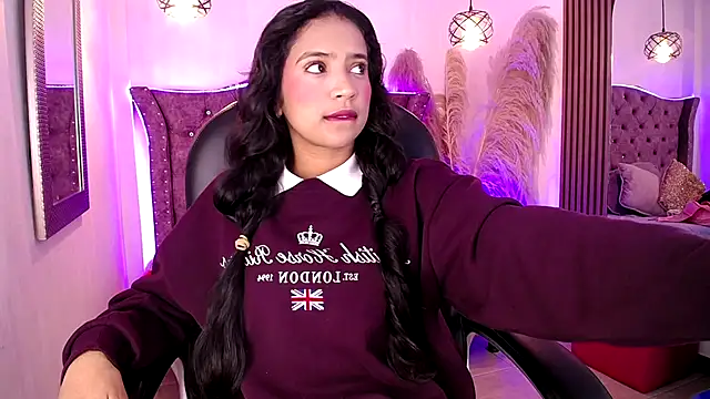 Snapshot of SophiaWalker_1 chatting on December 4, 2025, 12:15 pm SophiaWalker 1 online show from December 4, 2025, 12:15 pm