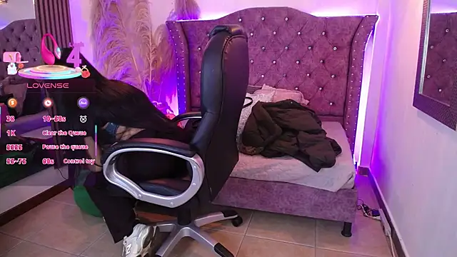 Snapshot of SophiaWalker_1 chatting on December 19, 2025, 11:23 am SophiaWalker 1 online show from December 19, 2025, 11:23 am