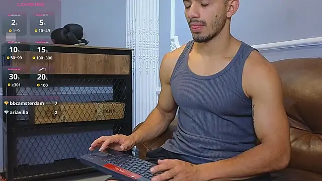 ArturoCardona  online show from October 9, 2025, 12:17 pm