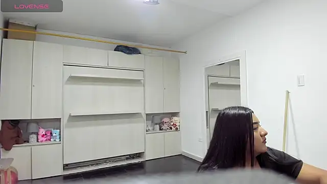 LilyWhitney online show from April 16, 2026, 4:02 am