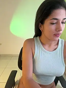 LauraCatalina online show from January 14, 2026, 12:53 pm