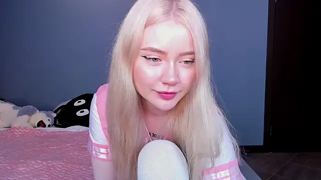 Snapshot of Lillie_Berry chatting on May 7, 2026, 5:11 am Lillie Berry online show from May 7, 2026, 5:11 am