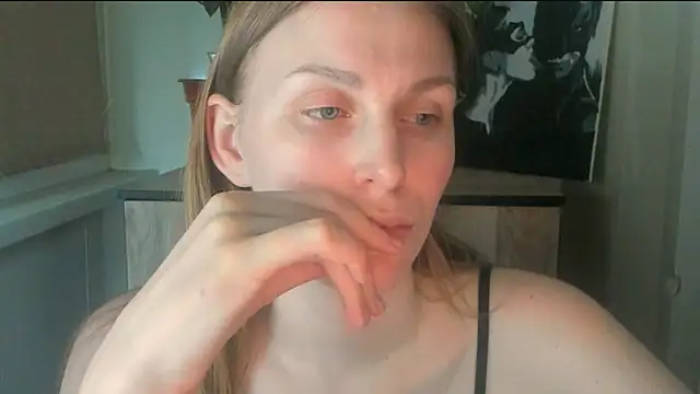 JuliaMuuun online show from May 8, 2026, 7:39 pm