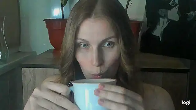 JuliaMuuun online show from May 27, 2026, 7:10 pm