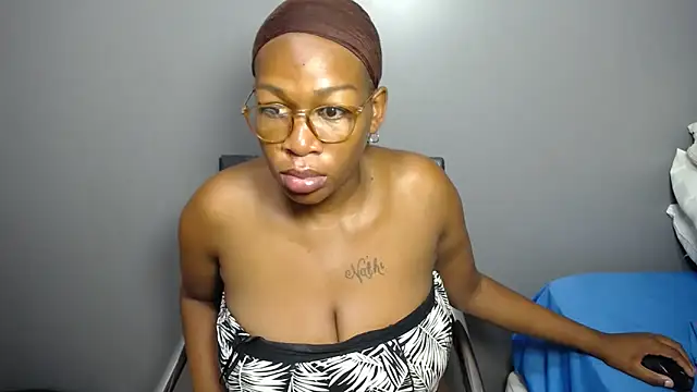 Snapshot of Ozimpho chatting on February 6, 2026, 12:50 am Ozimpho online show from February 6, 2026, 12:50 am