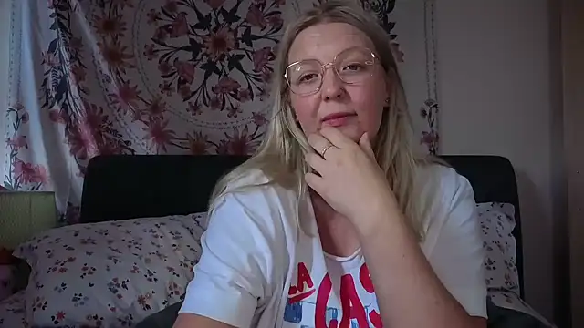 Daisyxoxo  online show from June 27, 2026, 8:31 am