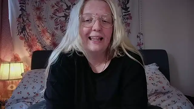 Daisyxoxo  online show from May 19, 2026, 8:43 am