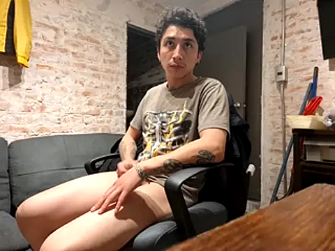 Molly Erik online show from March 16, 2026, 3:47 am