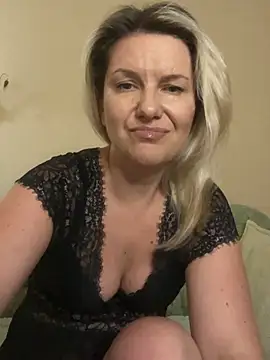 AliceSwan4011 online show from July 24, 2026, 2:24 pm