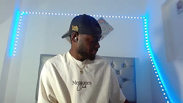 Snapshot of eebony_stallion chatting on November 21, 2025, 6:40 pm eebony stallion online show from November 21, 2025, 6:40 pm