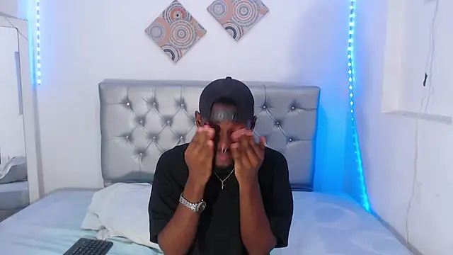 Snapshot of eebony_stallion chatting on November 26, 2025, 7:36 pm eebony stallion online show from November 26, 2025, 7:36 pm