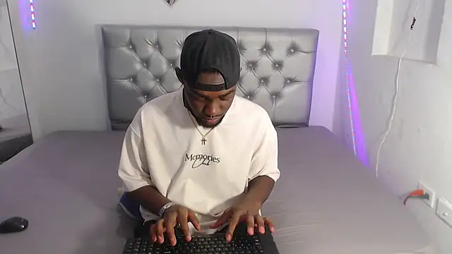 Snapshot of eebony_stallion chatting on November 11, 2025, 6:14 pm eebony stallion online show from November 11, 2025, 6:14 pm