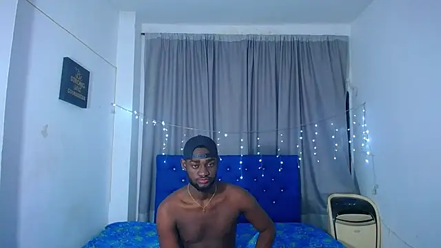 Snapshot of eebony_stallion chatting on December 5, 2025, 10:47 am eebony stallion online show from December 5, 2025, 10:47 am