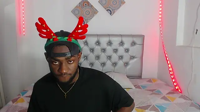 Snapshot of eebony_stallion chatting on December 3, 2025, 6:18 pm eebony stallion online show from December 3, 2025, 6:18 pm