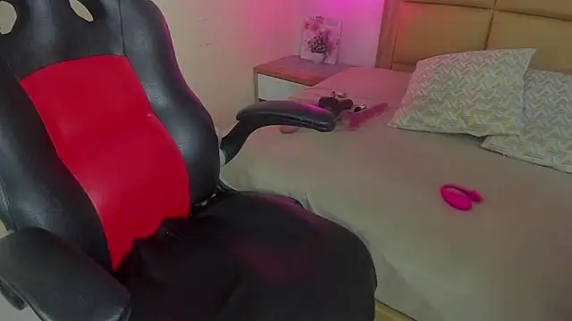 Snapshot of MELISSAROUGE chatting on February 19, 2026, 7:44 pm MELISSAROUGE online show from February 19, 2026, 7:44 pm