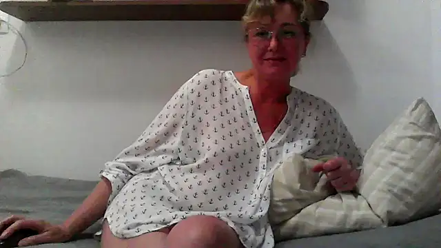 IrynaMolbertx online show from September 25, 2025, 7:31 pm