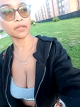 Snapshot of BiiancaEstradaa chatting on April 9, 2026, 10:49 pm BiiancaEstradaa online show from April 9, 2026, 10:49 pm