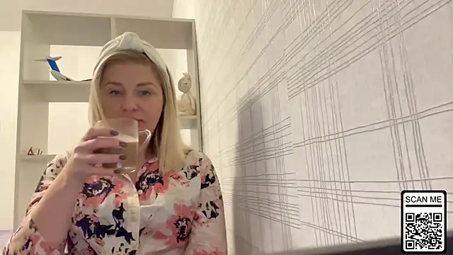 Blondie xoxoxo online show from October 21, 2025, 10:58 am