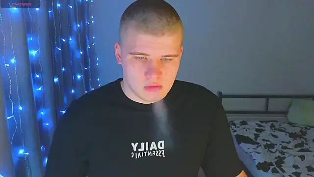 kittenmurr online show from December 3, 2025, 7:35 pm