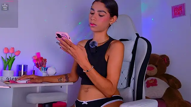 BrunetteAdams001 online show from November 4, 2025, 5:44 am