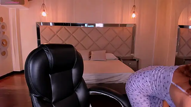 AmberColors  online show from April 4, 2026, 7:09 pm