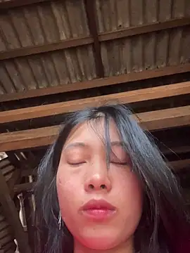 Snapshot of EmLy02 chatting on April 14, 2026, 12:04 am EmLy02 online show from April 14, 2026, 12:04 am