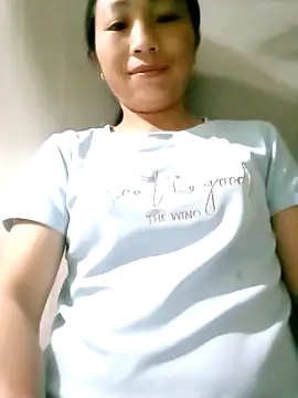 lucybaby00 online show from April 15, 2026, 9:37 pm