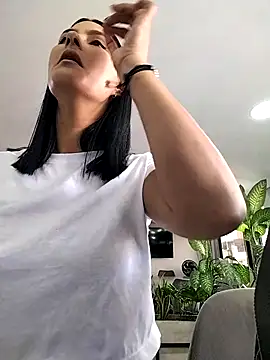 gabysanta  online show from November 11, 2025, 1:39 pm