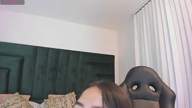 SaraWagner  online show from November 11, 2025, 12:27 am