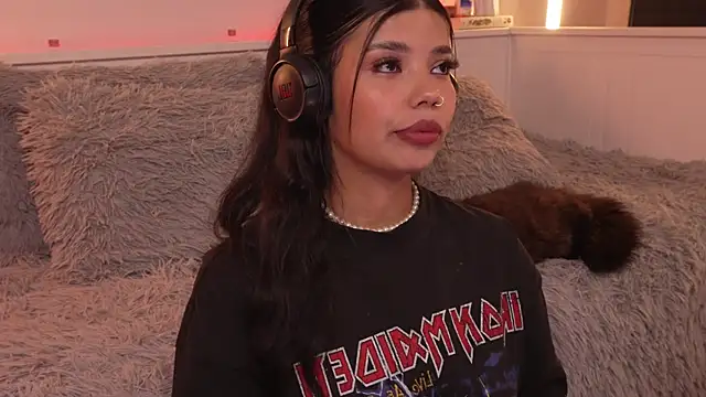 sophieee art online show from January 9, 2026, 3:35 am