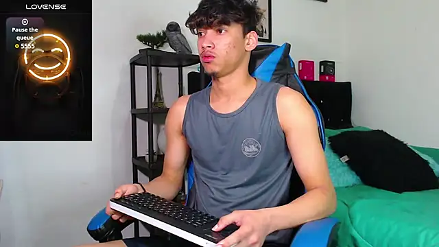 Gael Jones online show from November 4, 2025, 5:22 am