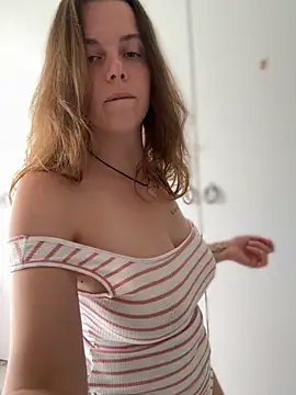 TenderLaGlamor online show from September 11, 2025, 11:21 am