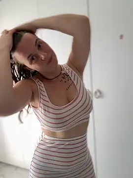 TenderLaGlamor online show from September 10, 2025, 11:09 am