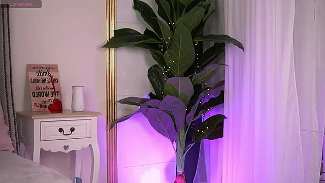 RebeccaRese online show from April 3, 2026, 9:05 am