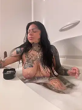 chicanachic13 online show from April 15, 2026, 10:43 am