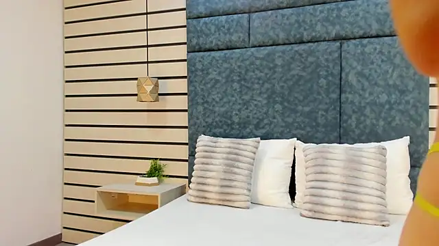 NatyLeone online show from November 9, 2025, 12:20 pm