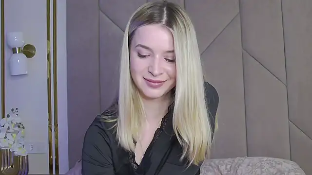 Snapshot of Touch_me chatting on October 11, 2025, 4:19 pm Touch me online show from October 11, 2025, 4:19 pm