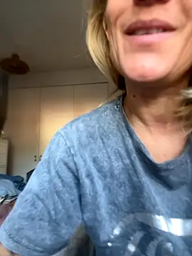 Snapshot of MissMolly_4U chatting on October 4, 2025, 8:05 am MissMolly 4U online show from October 4, 2025, 8:05 am