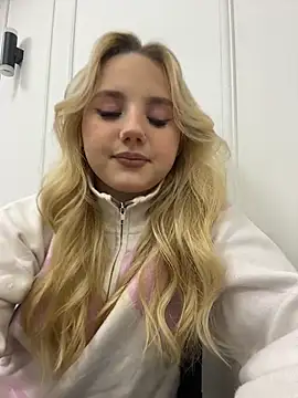 Sky Cutie online show from November 29, 2025, 4:45 am