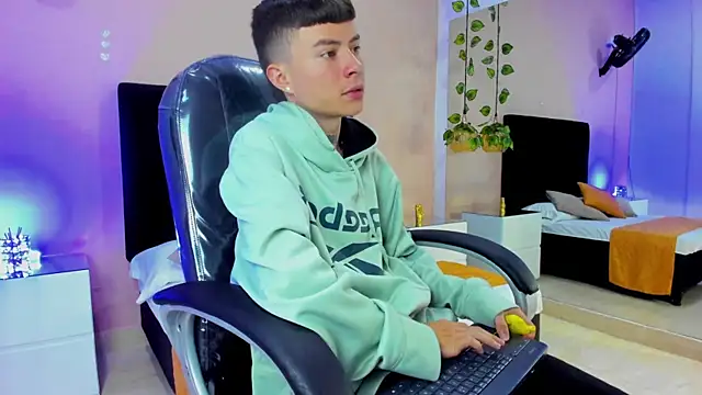 Nascary Fox online show from November 27, 2025, 7:58 pm